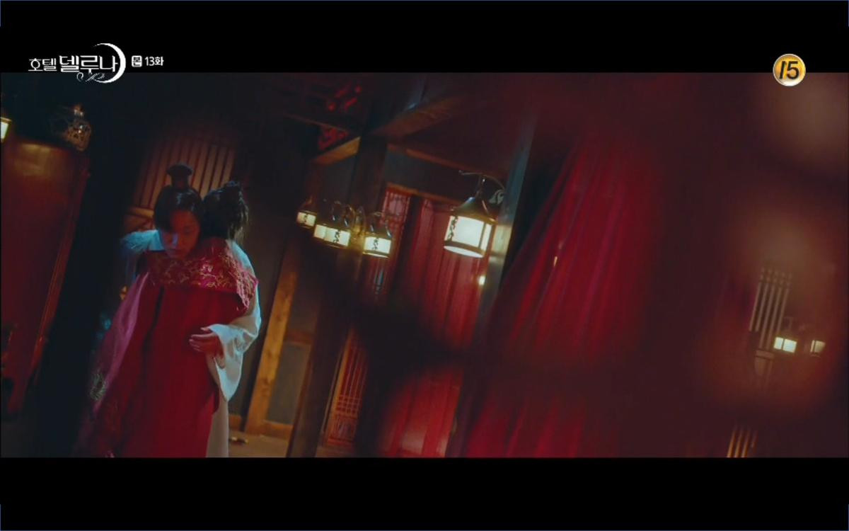 Phim 'Hotel Del Luna' tập 13: Bỏ IU ở lại Yeo Jin Goo một mình băng qua đường hầm sinh tử và bất ngờ được 'tình cũ ngàn năm' của bạn gái cứu Ảnh 37