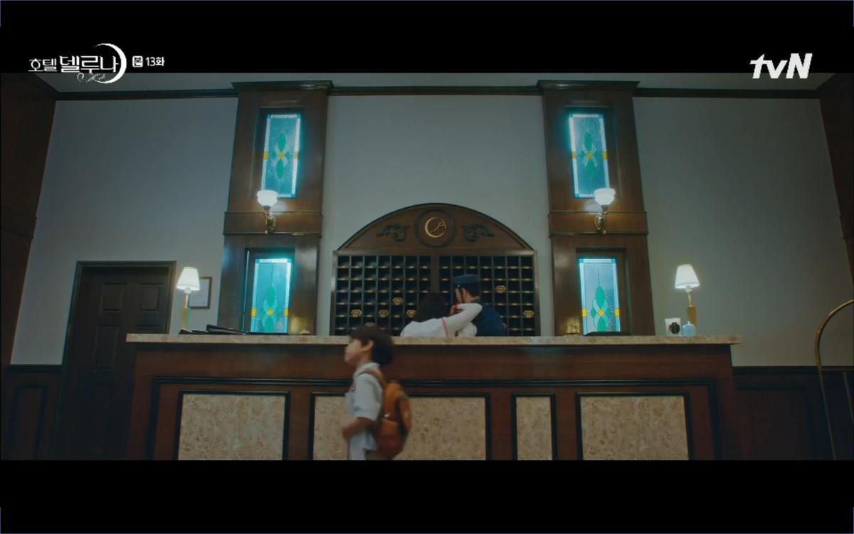 Phim 'Hotel Del Luna' tập 13: Bỏ IU ở lại Yeo Jin Goo một mình băng qua đường hầm sinh tử và bất ngờ được 'tình cũ ngàn năm' của bạn gái cứu Ảnh 43