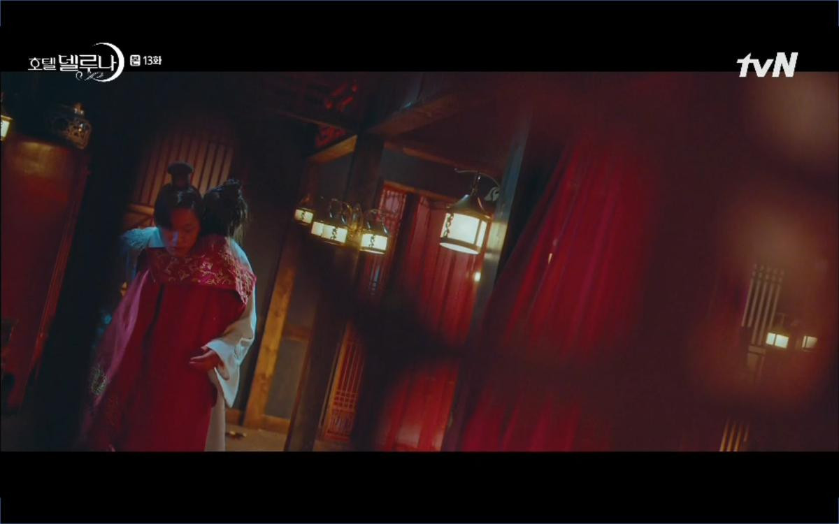 Phim 'Hotel Del Luna' tập 13: Bỏ IU ở lại Yeo Jin Goo một mình băng qua đường hầm sinh tử và bất ngờ được 'tình cũ ngàn năm' của bạn gái cứu Ảnh 54