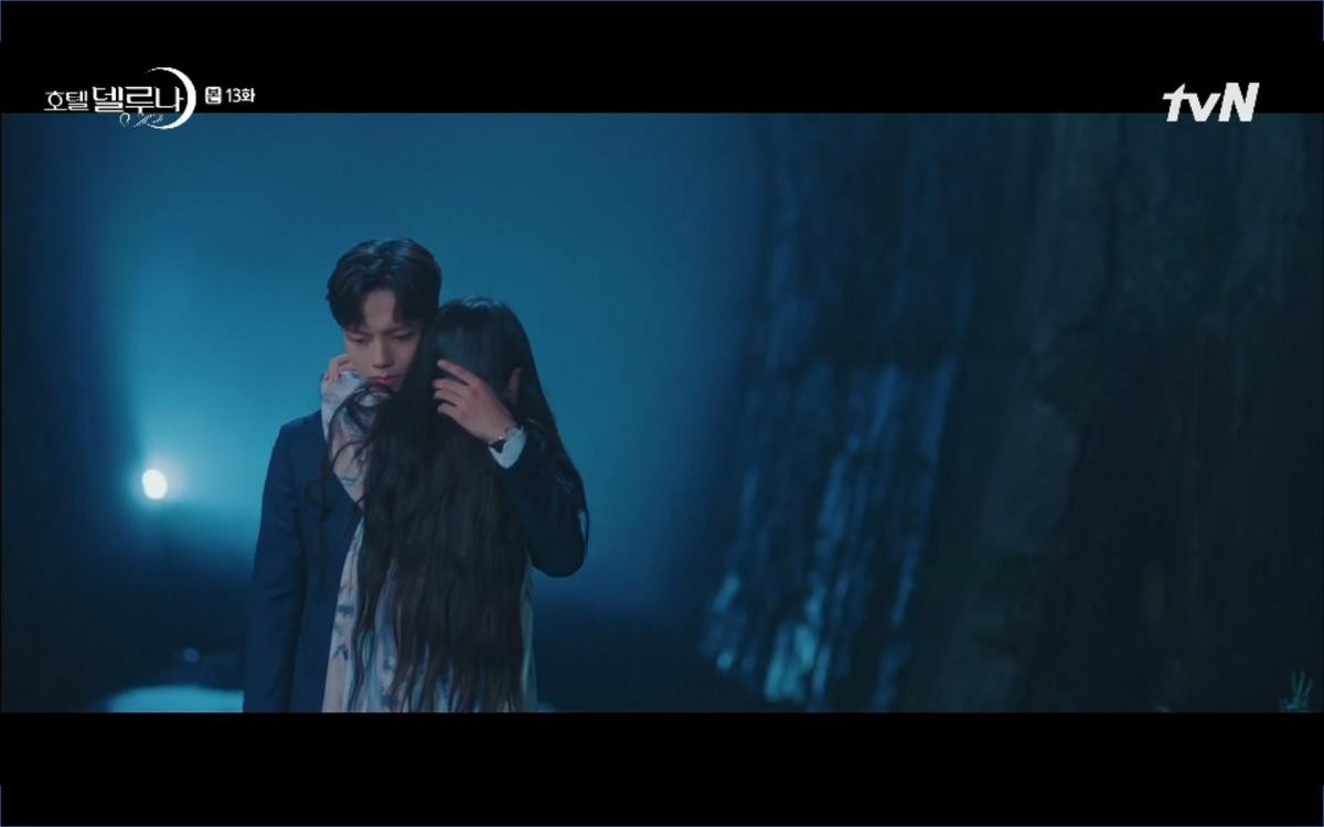 Phim 'Hotel Del Luna' tập 13: Bỏ IU ở lại Yeo Jin Goo một mình băng qua đường hầm sinh tử và bất ngờ được 'tình cũ ngàn năm' của bạn gái cứu Ảnh 57