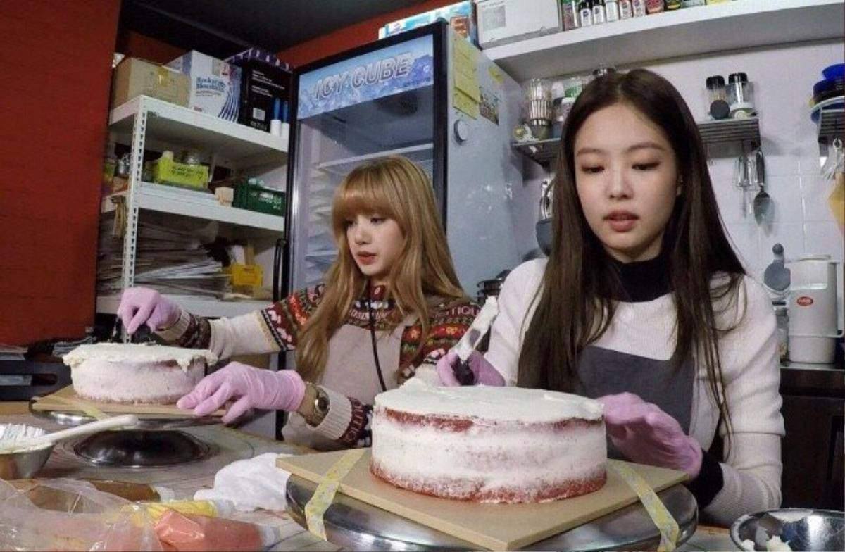 Lisa - Jennie (Blackpink) khoe clip gợi cảm: Knet chửi bới nặng lời, phân biệt chủng tộc người Đông Nam Á Ảnh 3