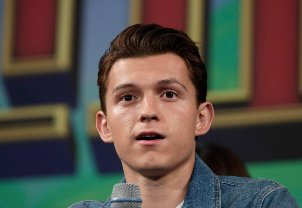 Tom Holland xuất hiện tại D23 Expo giữa tâm bão Sony / Disney nghỉ chơi và hô to 'I Love You 3000' Ảnh 4