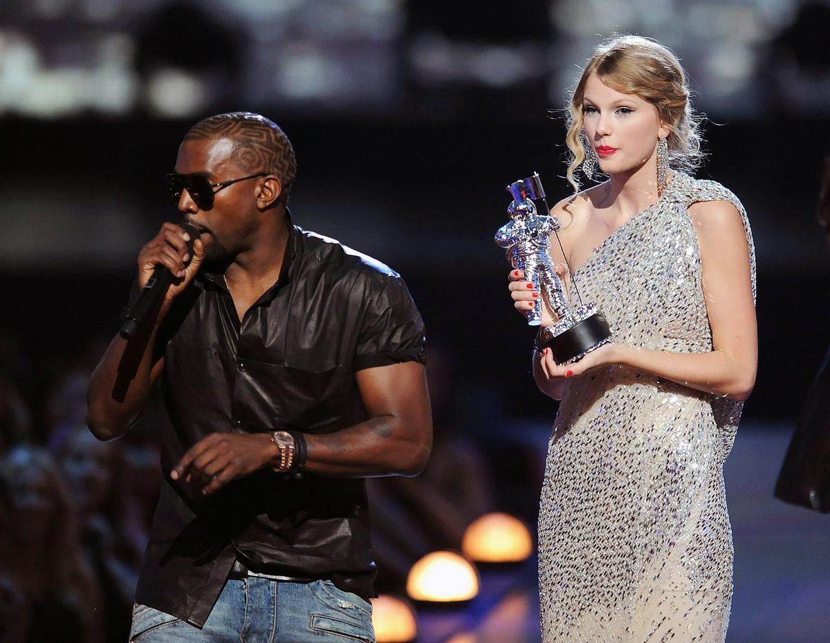 Vụ Kanye West 'cướp' mic Taylor Swift tại VMAs 2009: Những sự thật lần đầu được hé lộ sau nhiều năm Ảnh 1