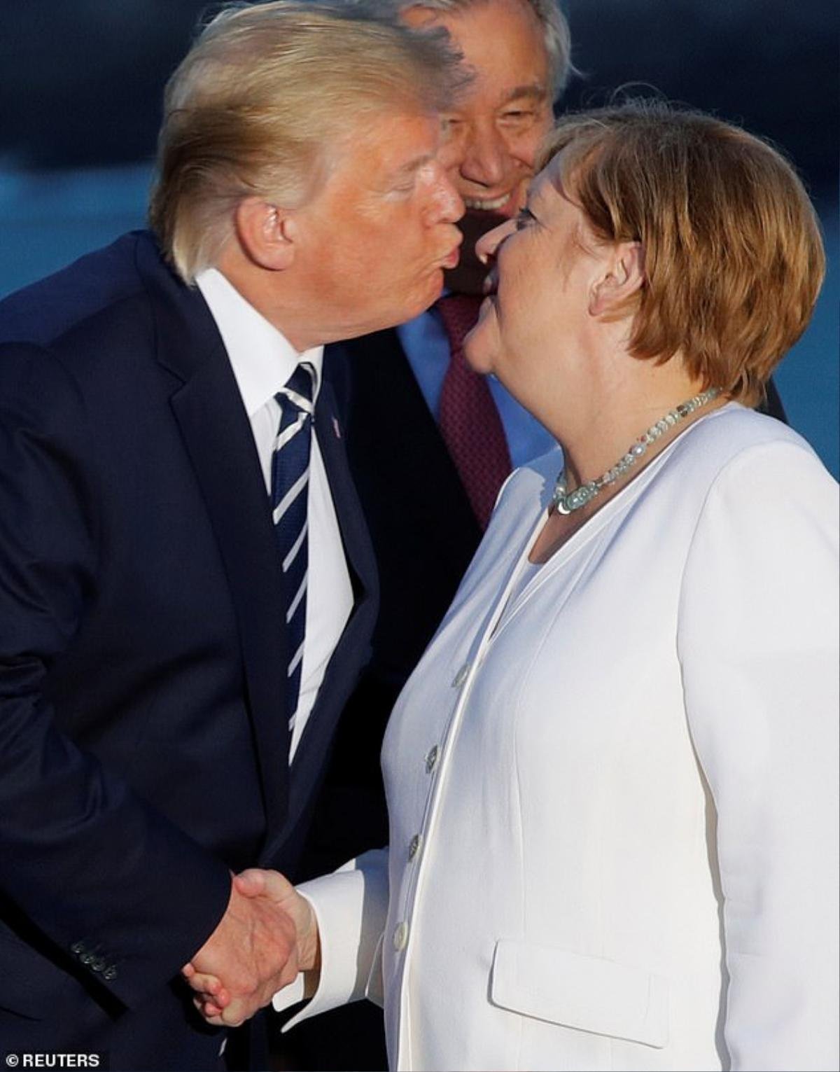 Khoảnh khắc Tổng thống Trump 'chu môi' hôn Thủ tướng Merkel tại G7 Ảnh 1