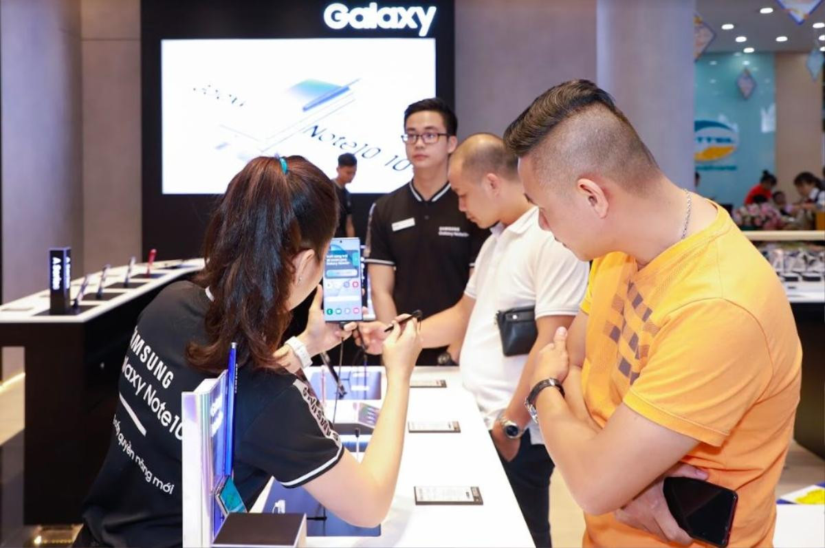 Người yêu công nghệ Việt Nam thích thú với mô hình 'thử trước khi mua' của Samsung tại Việt Nam Ảnh 2