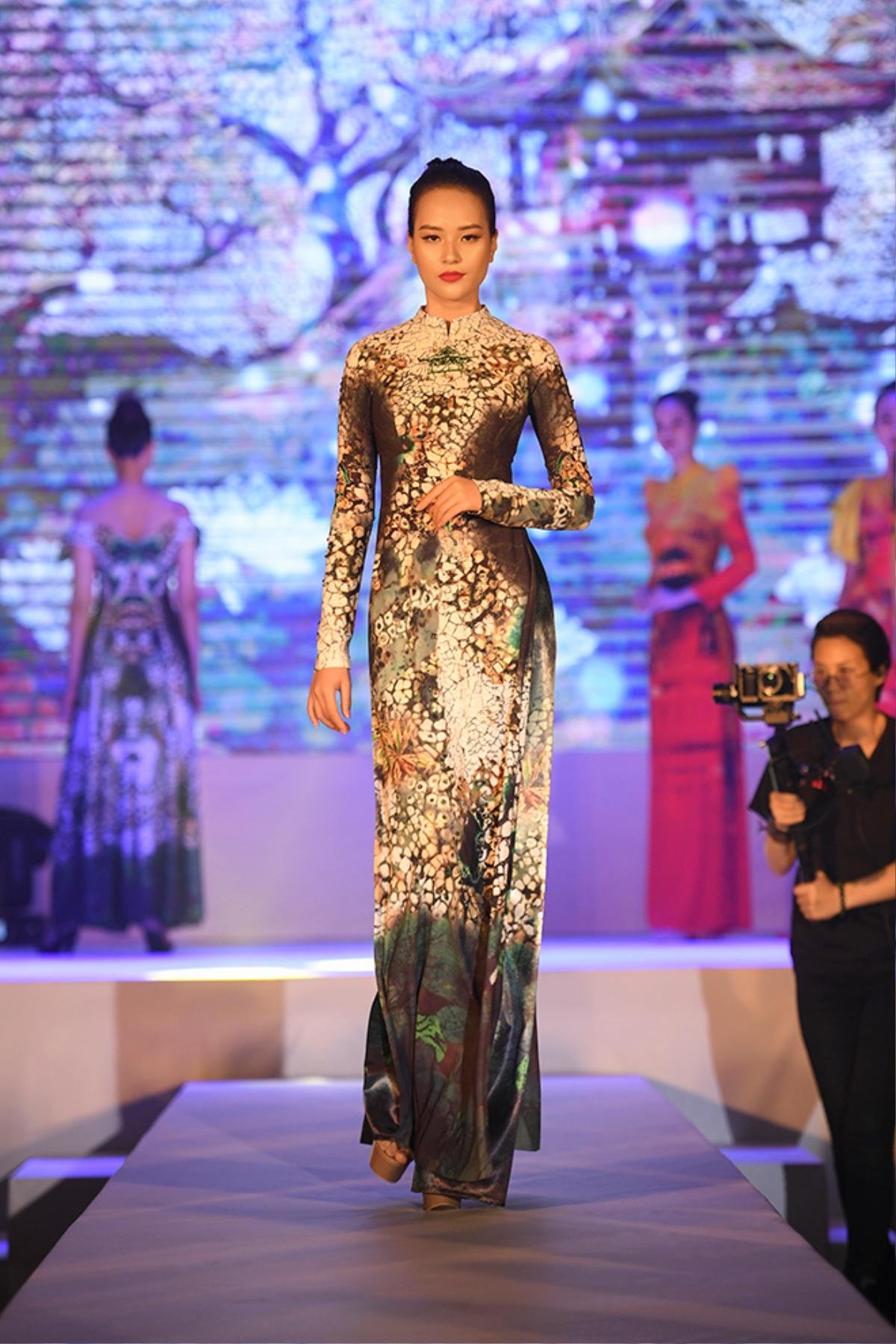 Áo dài họa tiết Chùa Một Cột sẽ mở màn New York Couture Fashion Week 2019 Ảnh 10