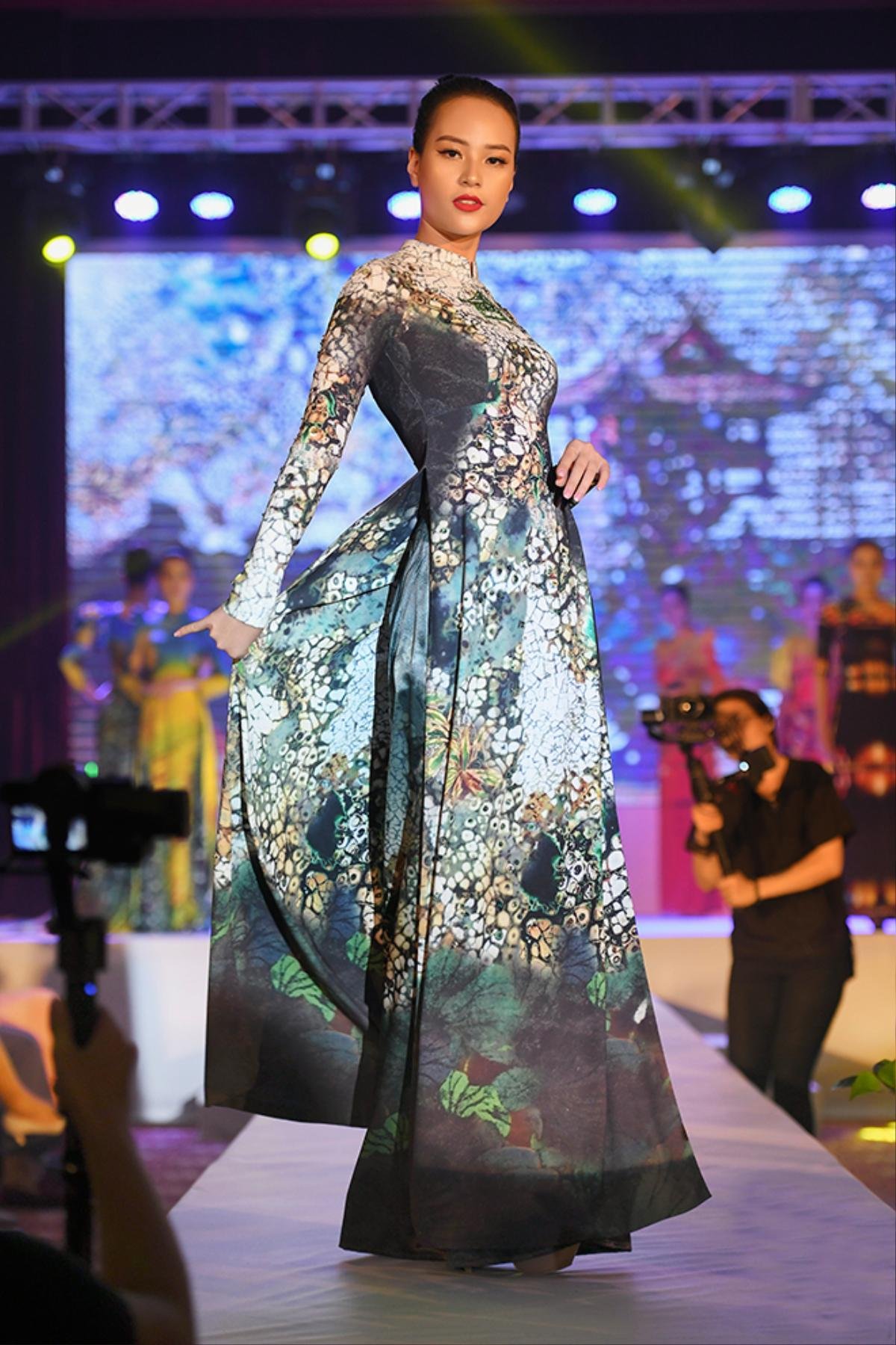 Áo dài họa tiết Chùa Một Cột sẽ mở màn New York Couture Fashion Week 2019 Ảnh 1