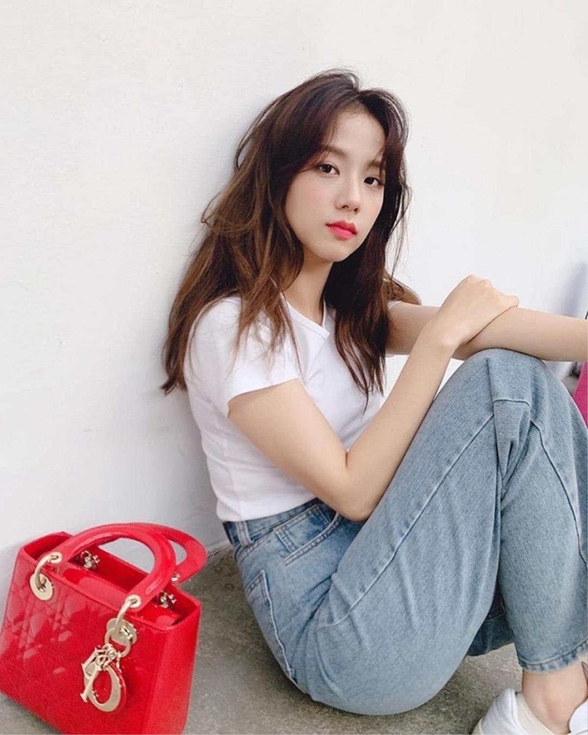 Chỉ đơn giản là hình chụp vội sau hậu trường với áo thun, quần jeans thôi mà Jisoo vẫn xinh như mộng Ảnh 2