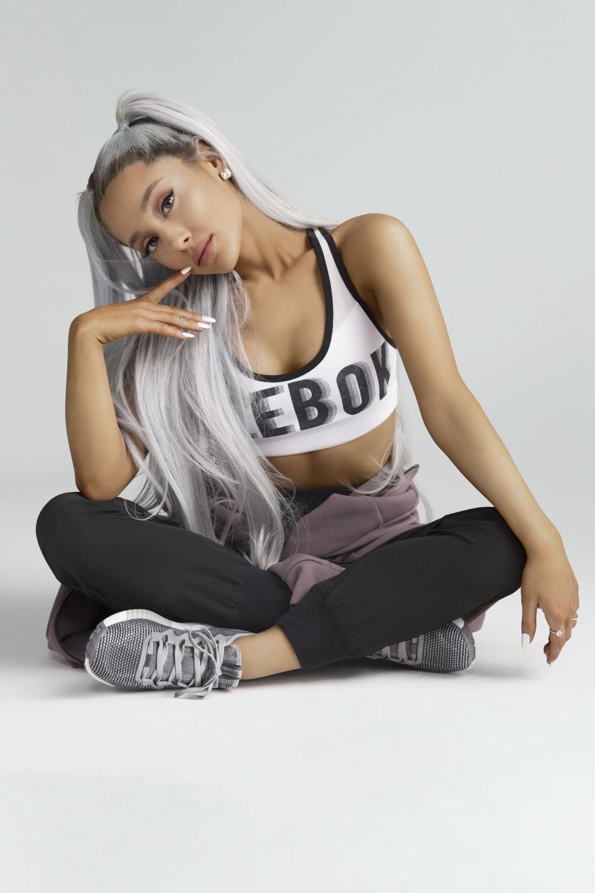 Ariana Grande hí hửng khoe nhận được 6 giải thưởng MTV VMAs 2019, fan nói gì khiến nàng phải… lập tức xóa bài đăng? Ảnh 1