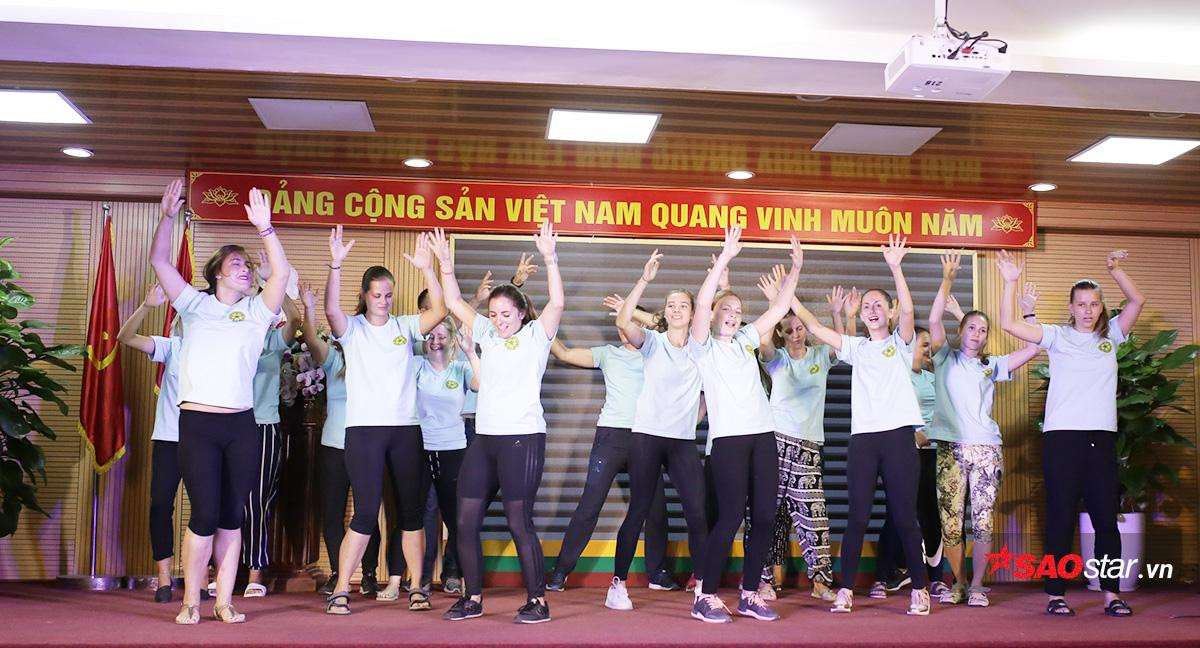 Học viện Nông nghiệp Việt Nam 'chiêu đãi' tân sinh viên bằng bữa tiệc văn hóa từ Á sang Âu Ảnh 9