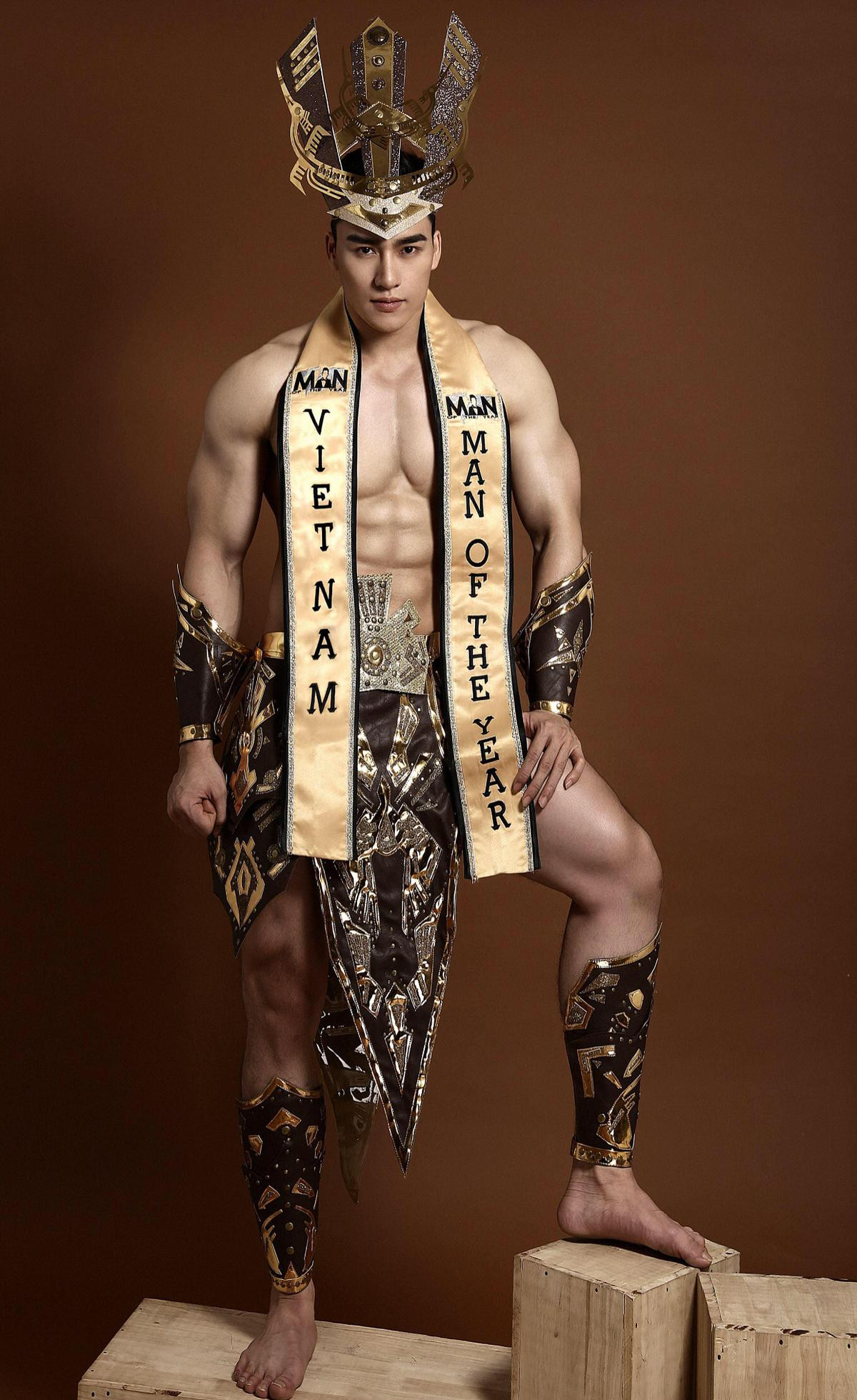 Tưởng Ngọc Minh khoe body cực phẩm, cơ bắp vạm vỡ trong trang phục dân tộc tại Man Of The Year 2019 Ảnh 1