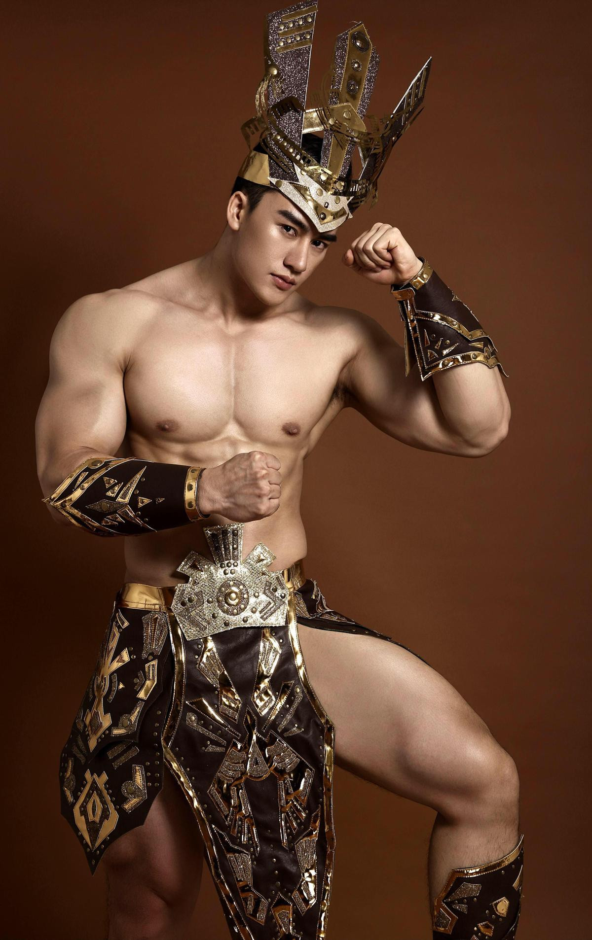 Tưởng Ngọc Minh khoe body cực phẩm, cơ bắp vạm vỡ trong trang phục dân tộc tại Man Of The Year 2019 Ảnh 2