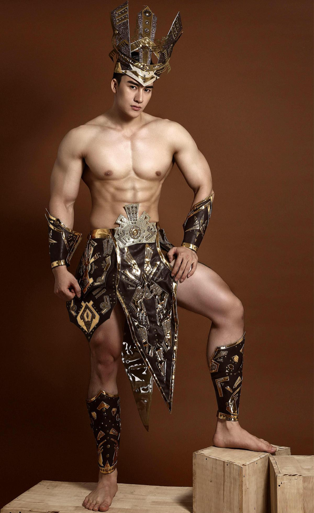 Tưởng Ngọc Minh khoe body cực phẩm, cơ bắp vạm vỡ trong trang phục dân tộc tại Man Of The Year 2019 Ảnh 3