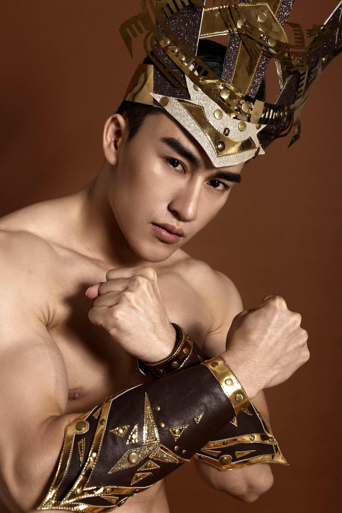 Tưởng Ngọc Minh khoe body cực phẩm, cơ bắp vạm vỡ trong trang phục dân tộc tại Man Of The Year 2019 Ảnh 6