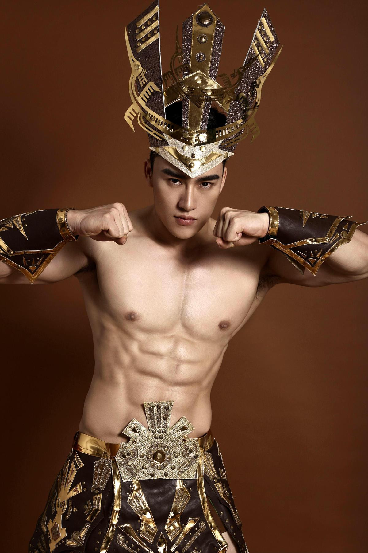 Tưởng Ngọc Minh khoe body cực phẩm, cơ bắp vạm vỡ trong trang phục dân tộc tại Man Of The Year 2019 Ảnh 7