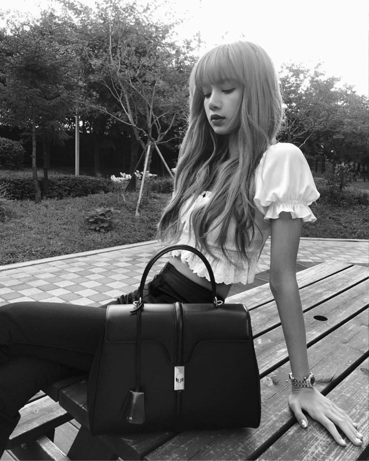 Lisa Black Pink vượt mặt 'thánh sống Chanel' Jennie khi trở thành gương mặt đại diện cho loạt thương hiệu cao cấp Ảnh 4