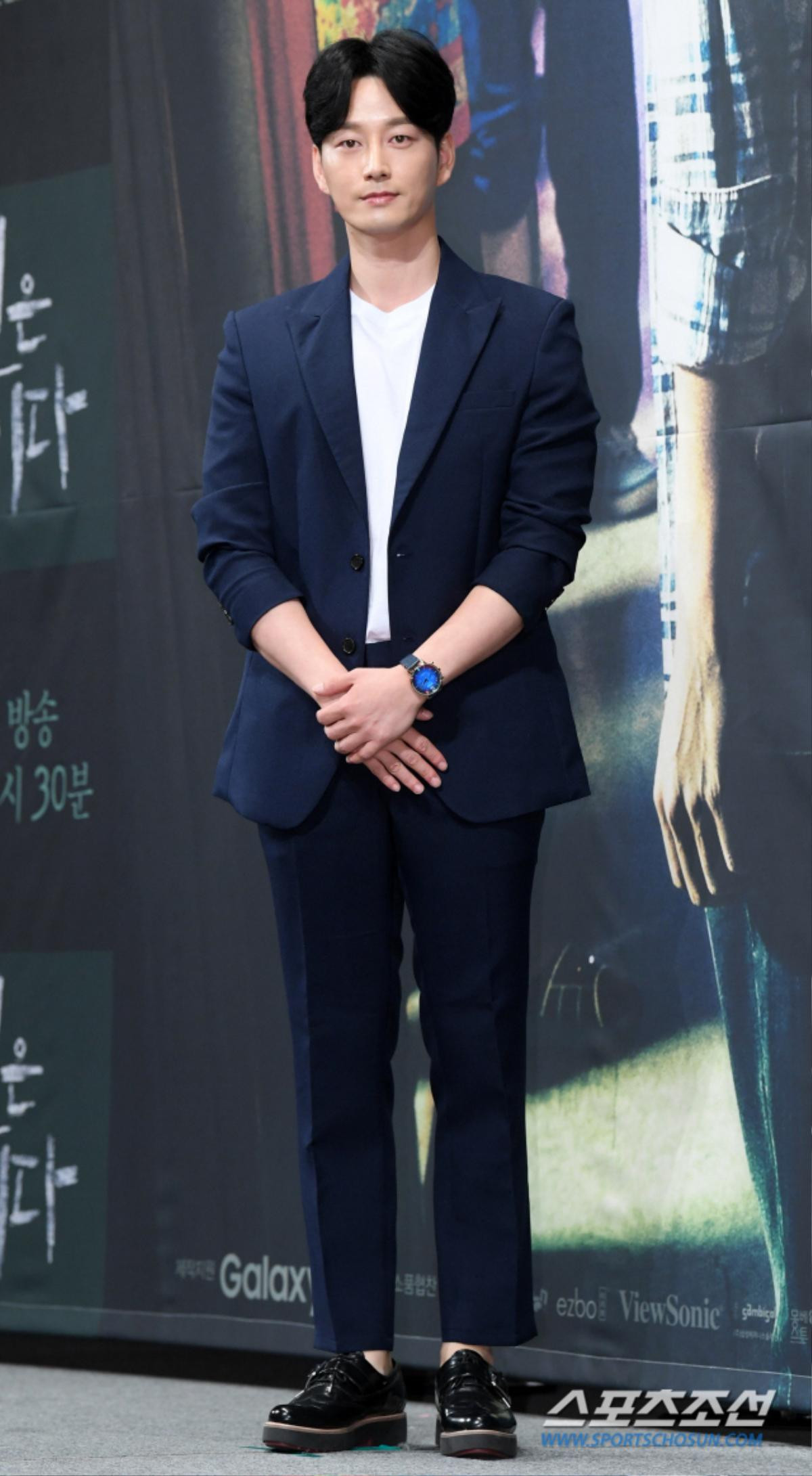 Lee Dong Wook - Im Siwan (ZE:A) đẹp như tranh vẽ tại họp báo 'Hell Is Other People' Ảnh 7