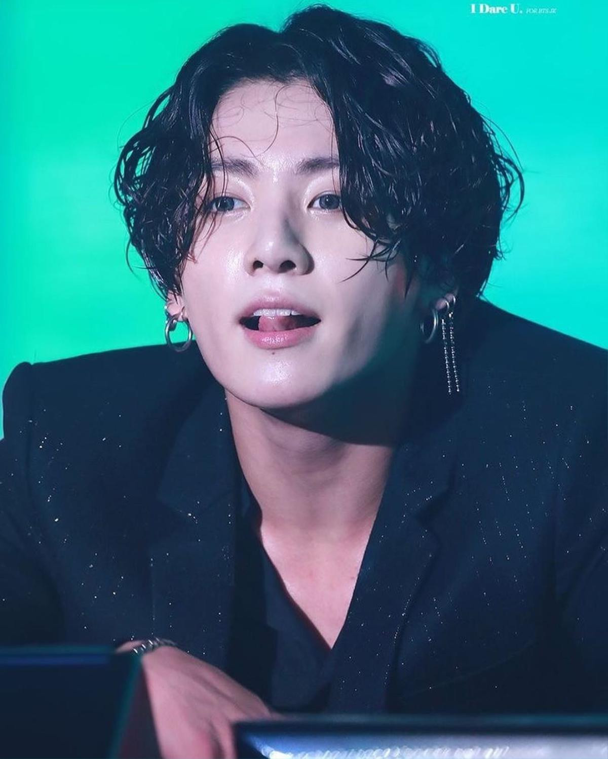 Thảm họa tóc mullet chưa qua, loạt nam thần BTS Jungkook, NCT Yuta… đã ’hùng hổ’ lăng xê kiểu đầu rong biển Ảnh 18