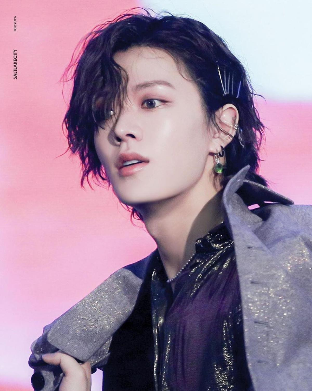 Thảm họa tóc mullet chưa qua, loạt nam thần BTS Jungkook, NCT Yuta… đã ’hùng hổ’ lăng xê kiểu đầu rong biển Ảnh 9