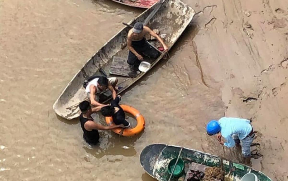 Đại đội trưởng dũng cảm lao xuống sông cứu người phụ nữ để lại con nhỏ nhảy cầu tự tử Ảnh 1