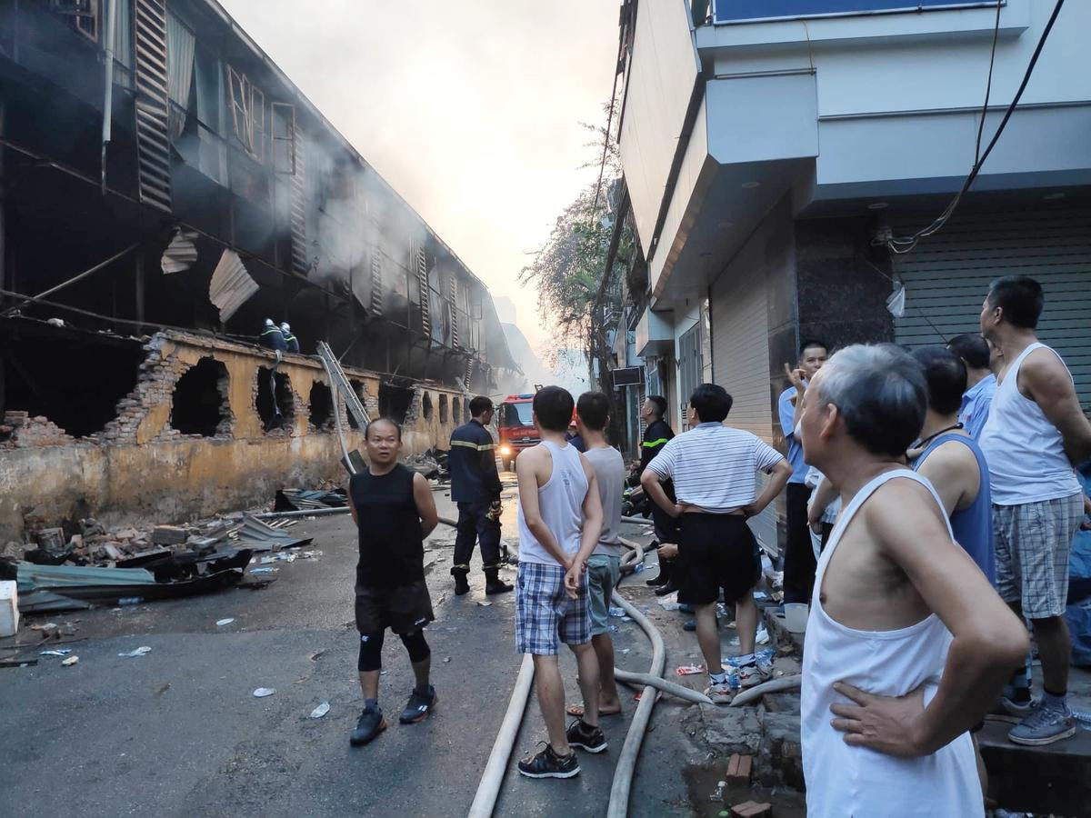 Công ty phích nước Rạng Đông tan hoang sau cháy lớn: 'Chưa bao giờ ở đây hỏa hoạn khủng khiếp đến như thế, nhiều hộ dân trắng đêm mất ngủ' Ảnh 9