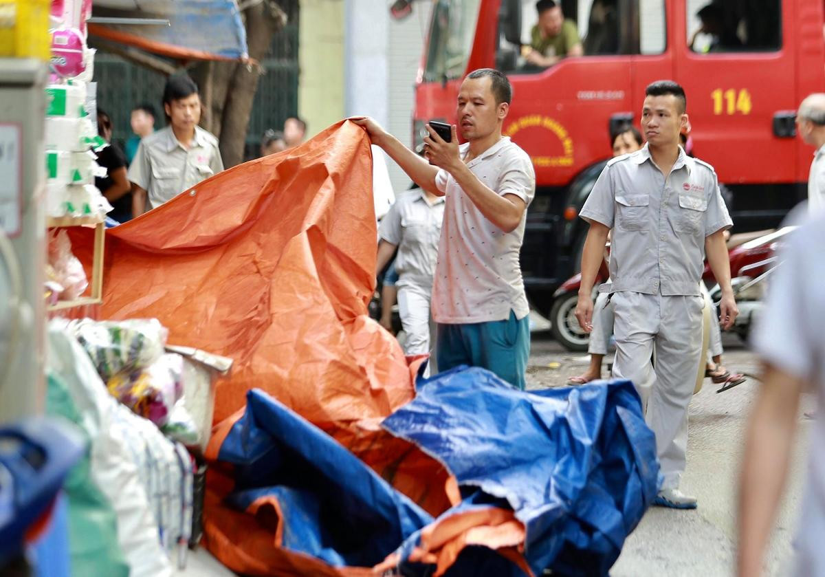 Công ty phích nước Rạng Đông tan hoang sau cháy lớn: 'Chưa bao giờ ở đây hỏa hoạn khủng khiếp đến như thế, nhiều hộ dân trắng đêm mất ngủ' Ảnh 17