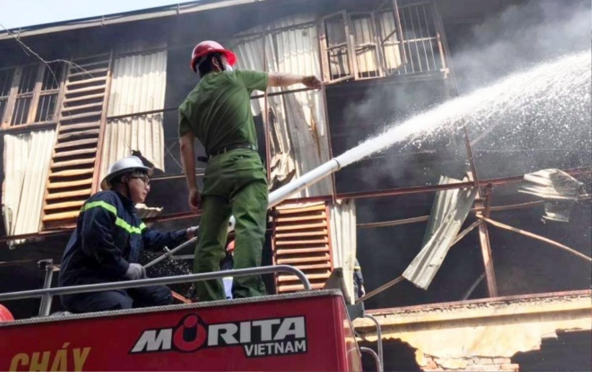 Công an Hà Nội vào cuộc điều tra nguyên nhân vụ cháy khủng khiếp tại Công ty phích nước Rạng Đông Ảnh 3