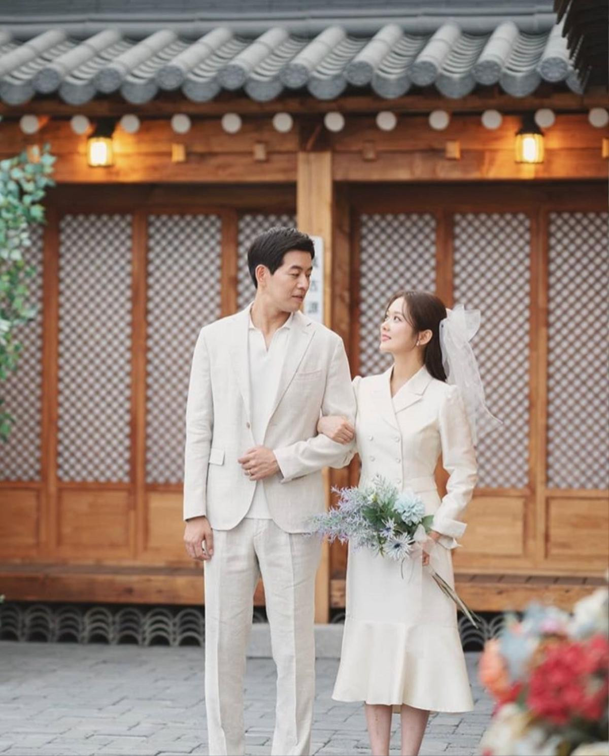 'VIP': Jang Nara và 'anh chồng quốc dân' Lee Sang Yoon tung ảnh cưới đẹp như mơ Ảnh 1