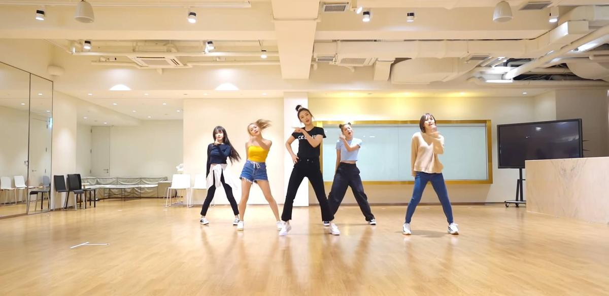 Red Velvet tung dance version cho 'Umpah Umpah': Không còn tiệc tùng bãi biển nhưng vẫn nóng bỏng hết nấc Ảnh 2