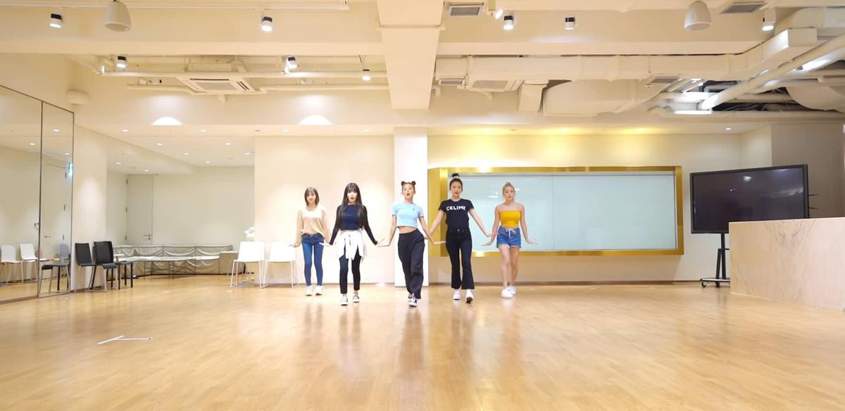 Red Velvet tung dance version cho 'Umpah Umpah': Không còn tiệc tùng bãi biển nhưng vẫn nóng bỏng hết nấc Ảnh 4