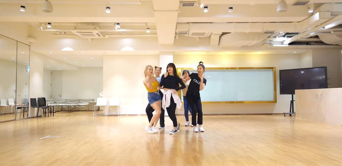 Red Velvet tung dance version cho 'Umpah Umpah': Không còn tiệc tùng bãi biển nhưng vẫn nóng bỏng hết nấc Ảnh 1