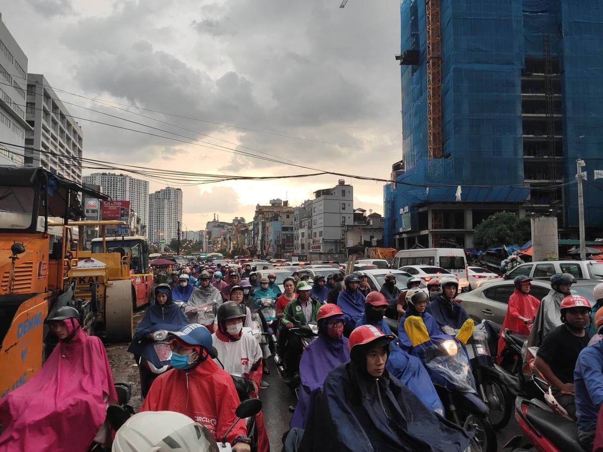 Chùm ảnh: Cây bật gốc trên đường, giao thông trên phố Hà Nội 'tê liệt' sau mưa giông do bão số 4 Ảnh 8