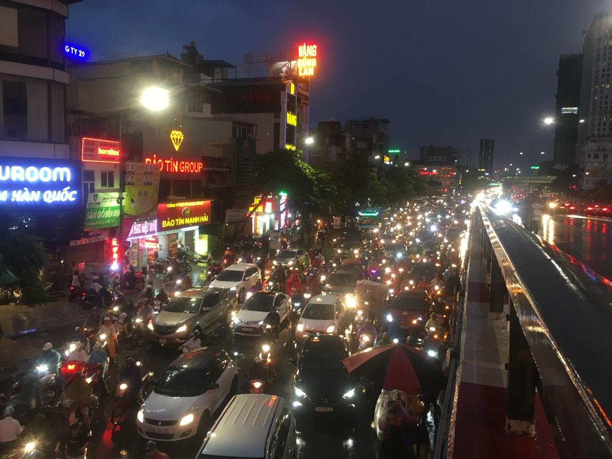 Chùm ảnh: Cây bật gốc trên đường, giao thông trên phố Hà Nội 'tê liệt' sau mưa giông do bão số 4 Ảnh 22