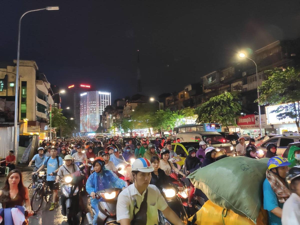 Chùm ảnh: Cây bật gốc trên đường, giao thông trên phố Hà Nội 'tê liệt' sau mưa giông do bão số 4 Ảnh 18