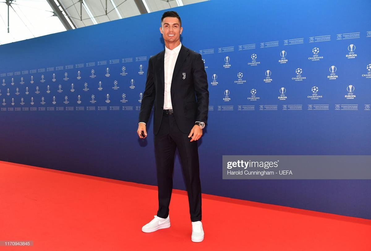 Ronaldo cực điển trai, 'buôn chuyện' cùng Messi trong lễ bốc thăm trao giải của UEFA Ảnh 3