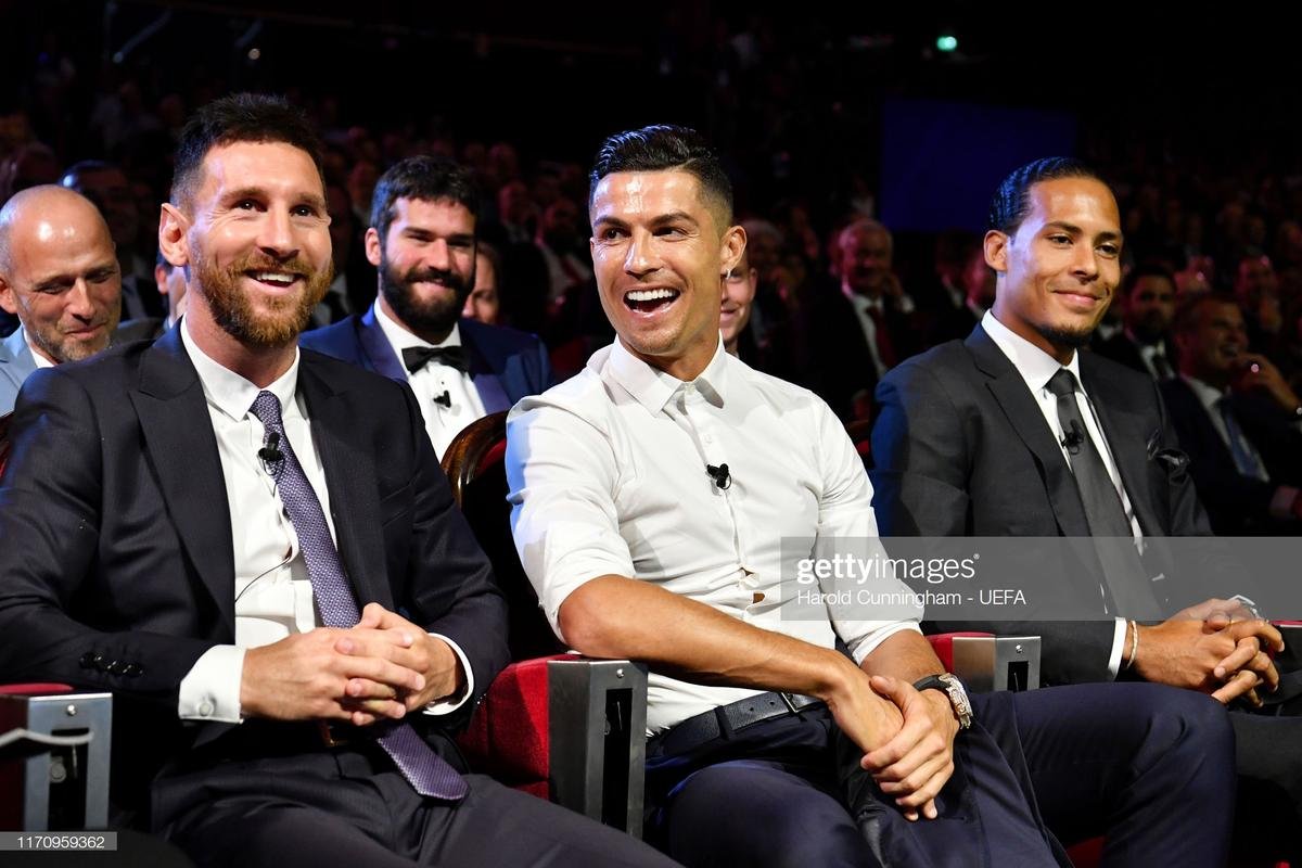 Ronaldo cực điển trai, 'buôn chuyện' cùng Messi trong lễ bốc thăm trao giải của UEFA Ảnh 7