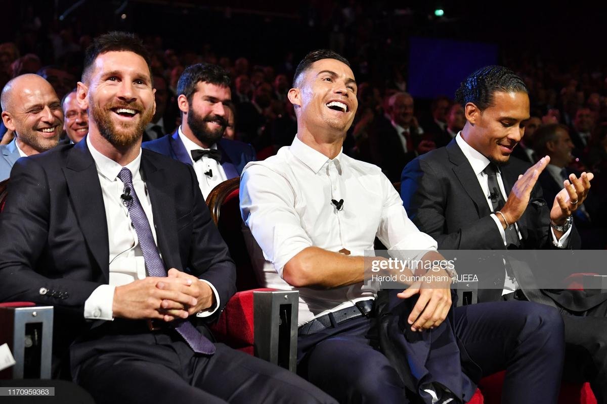 Ronaldo cực điển trai, 'buôn chuyện' cùng Messi trong lễ bốc thăm trao giải của UEFA Ảnh 8