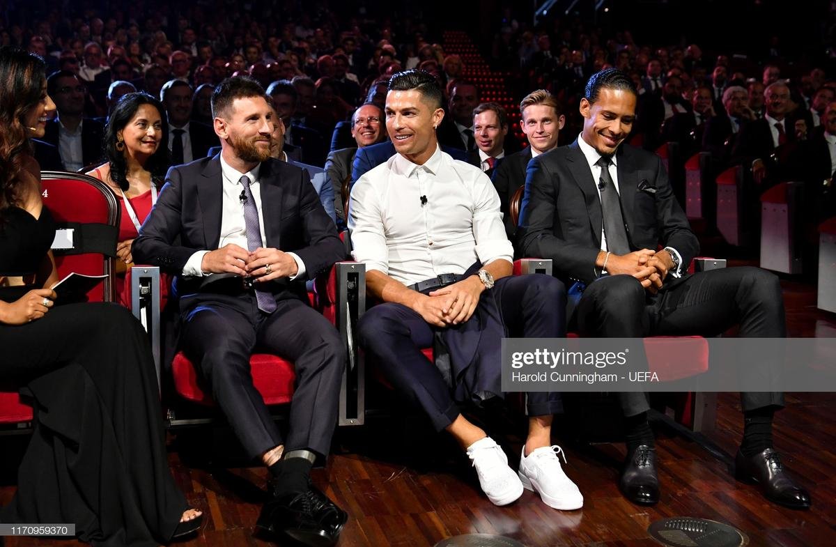 Ronaldo cực điển trai, 'buôn chuyện' cùng Messi trong lễ bốc thăm trao giải của UEFA Ảnh 9