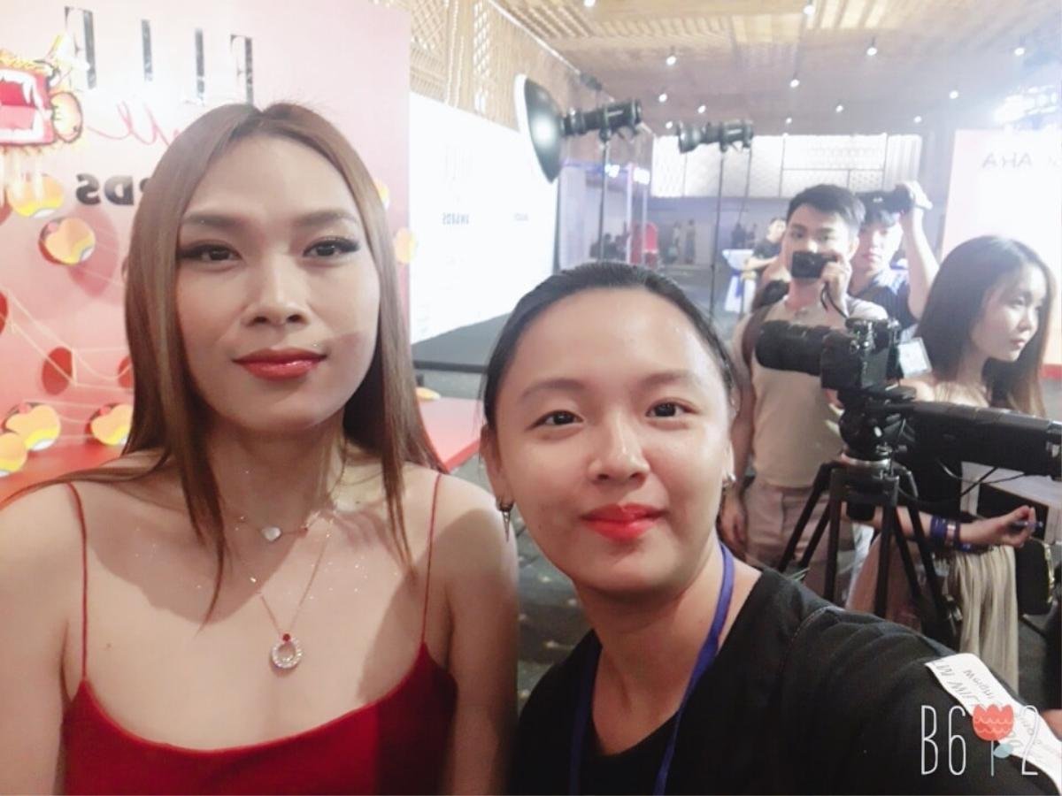 Cô gái trẻ gây choáng bởi bộ sưu tập ảnh selfie chụp với hàng trăm celeb Việt, từ hoa hậu cho đến ca sỹ Ảnh 4