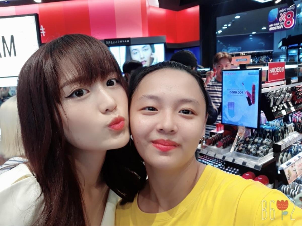 Cô gái trẻ gây choáng bởi bộ sưu tập ảnh selfie chụp với hàng trăm celeb Việt, từ hoa hậu cho đến ca sỹ Ảnh 9