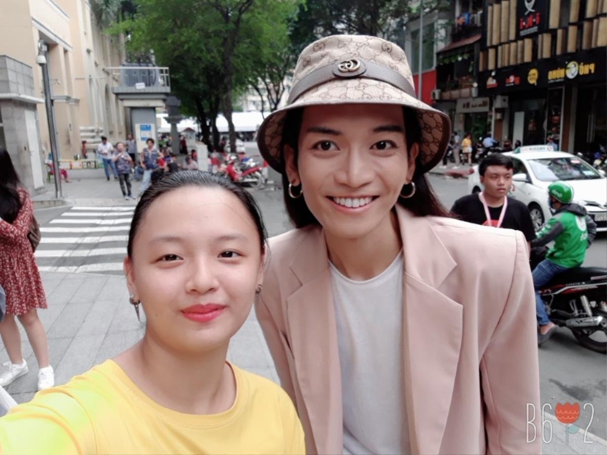 Cô gái trẻ gây choáng bởi bộ sưu tập ảnh selfie chụp với hàng trăm celeb Việt, từ hoa hậu cho đến ca sỹ Ảnh 12