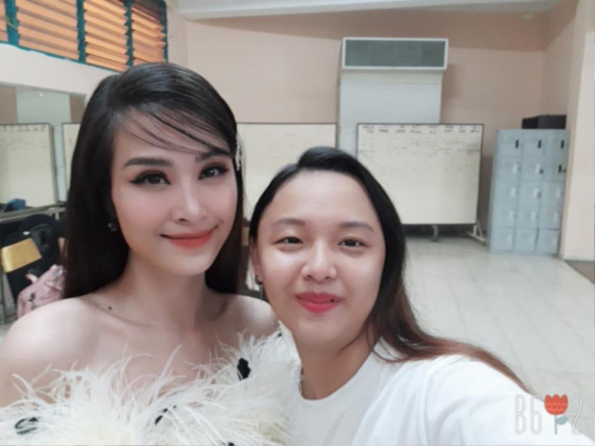 Cô gái trẻ gây choáng bởi bộ sưu tập ảnh selfie chụp với hàng trăm celeb Việt, từ hoa hậu cho đến ca sỹ Ảnh 3