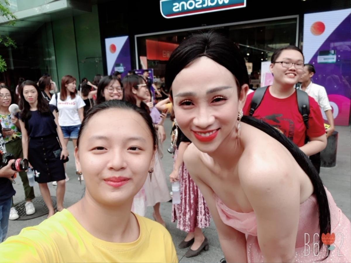 Cô gái trẻ gây choáng bởi bộ sưu tập ảnh selfie chụp với hàng trăm celeb Việt, từ hoa hậu cho đến ca sỹ Ảnh 13