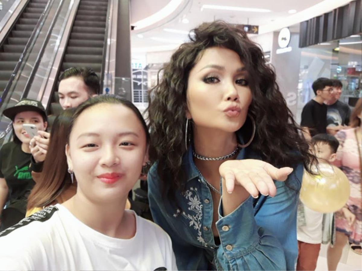 Cô gái trẻ gây choáng bởi bộ sưu tập ảnh selfie chụp với hàng trăm celeb Việt, từ hoa hậu cho đến ca sỹ Ảnh 1