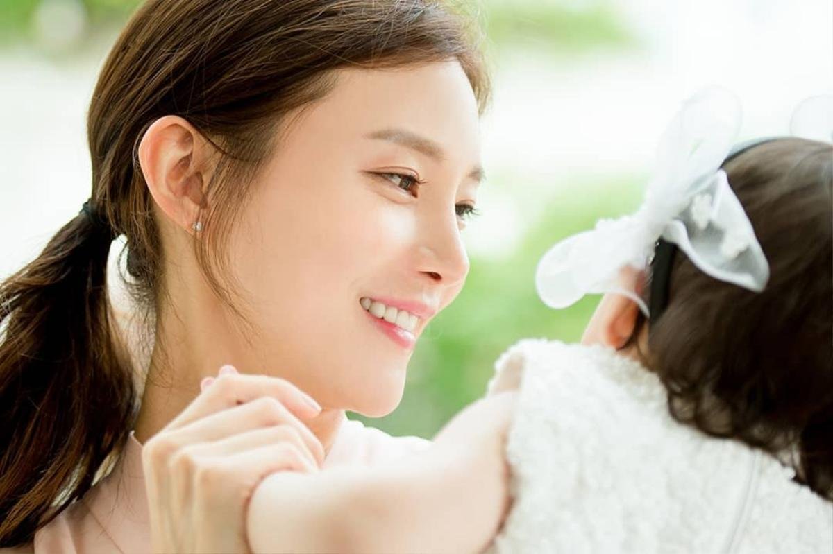 Vợ chồng Cha Ye Ryun - Joo Sang Wook tiết lộ ảnh gia đình cùng con gái nhỏ đáng yêu Ảnh 1