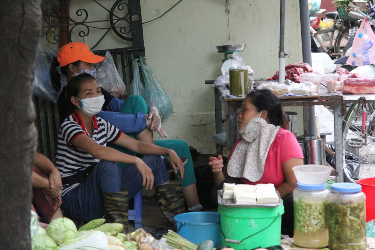 Người dân sơ tán cho con về quê, cửa hàng kinh doanh tạm đóng cửa sau vụ cháy khủng khiếp tại công ty phích nước Rạng Đông Ảnh 6