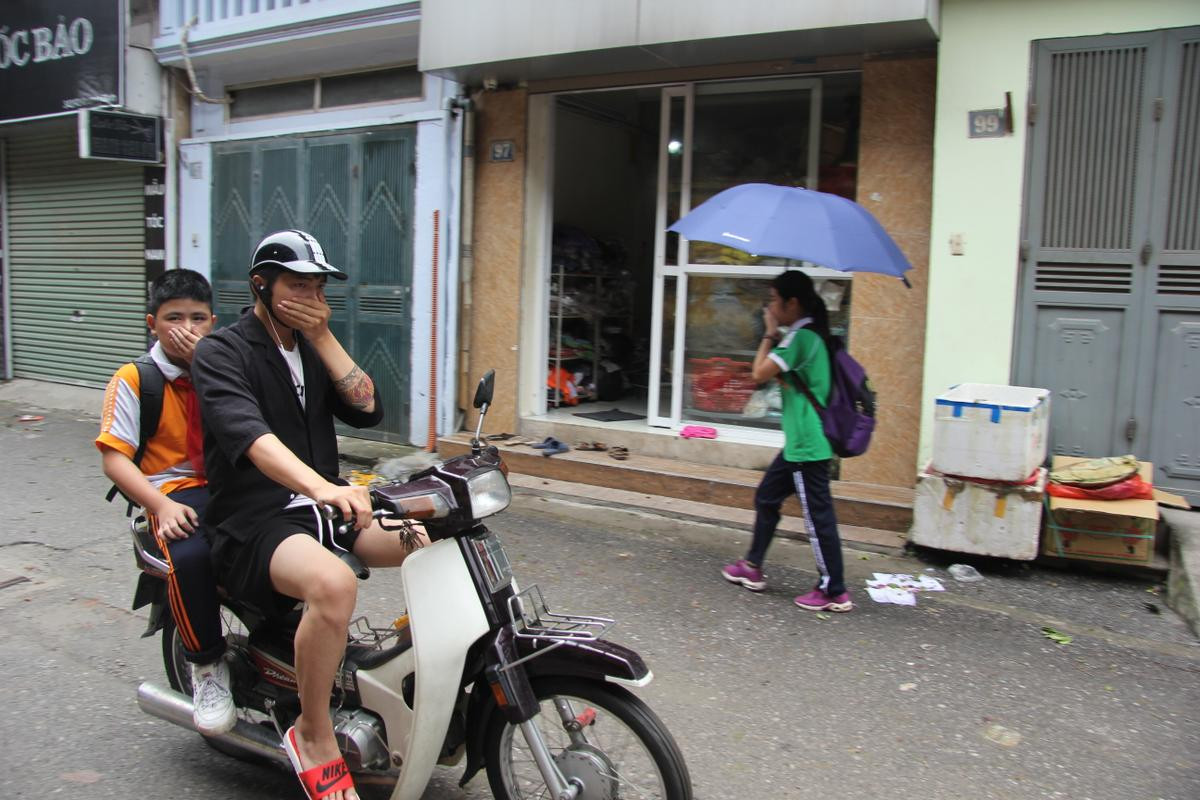 Người dân sơ tán cho con về quê, cửa hàng kinh doanh tạm đóng cửa sau vụ cháy khủng khiếp tại công ty phích nước Rạng Đông Ảnh 8