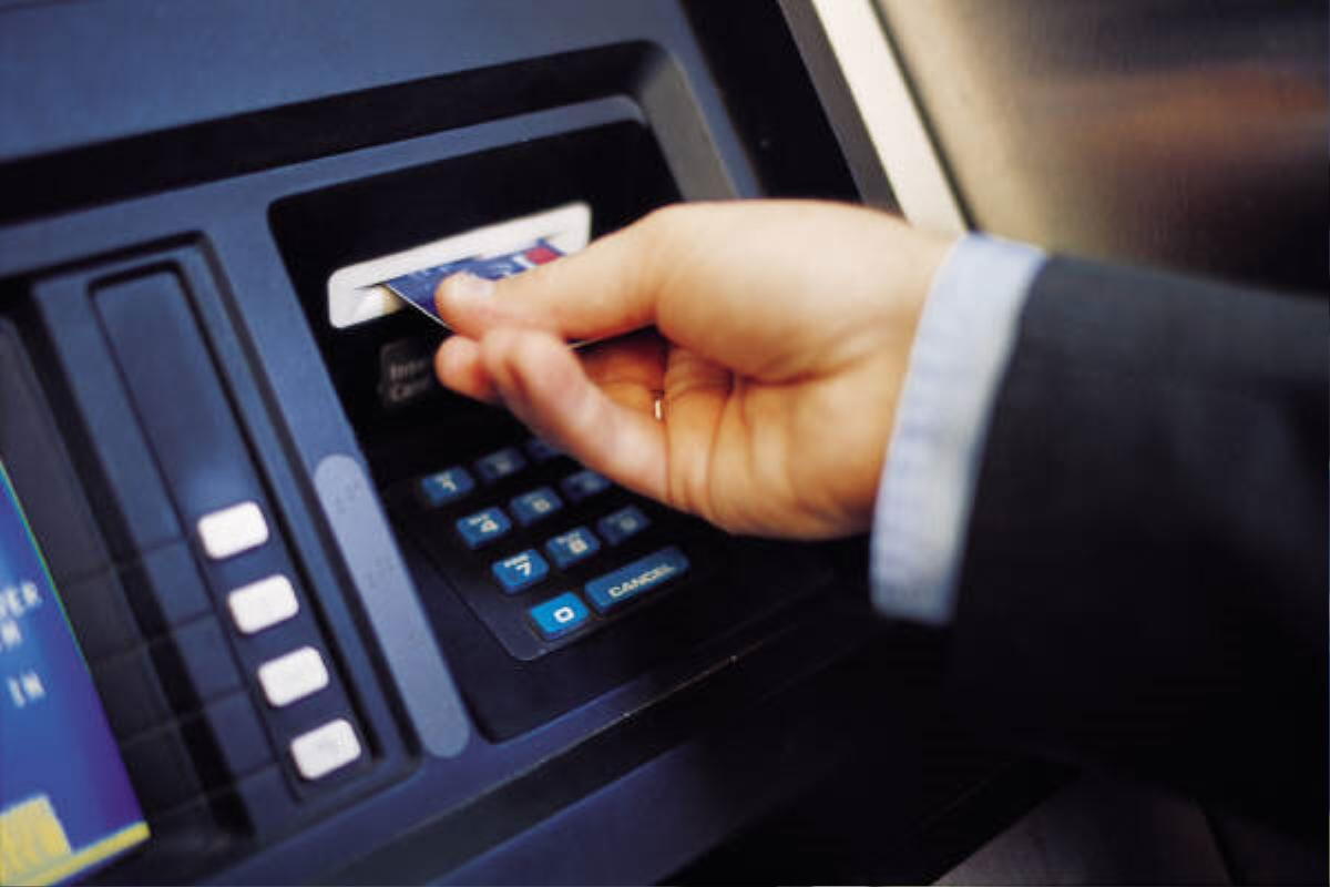 Phát hiện người đàn ông nước ngoài gắn vật thể lạ vào trụ ATM ở Sài Gòn Ảnh 1