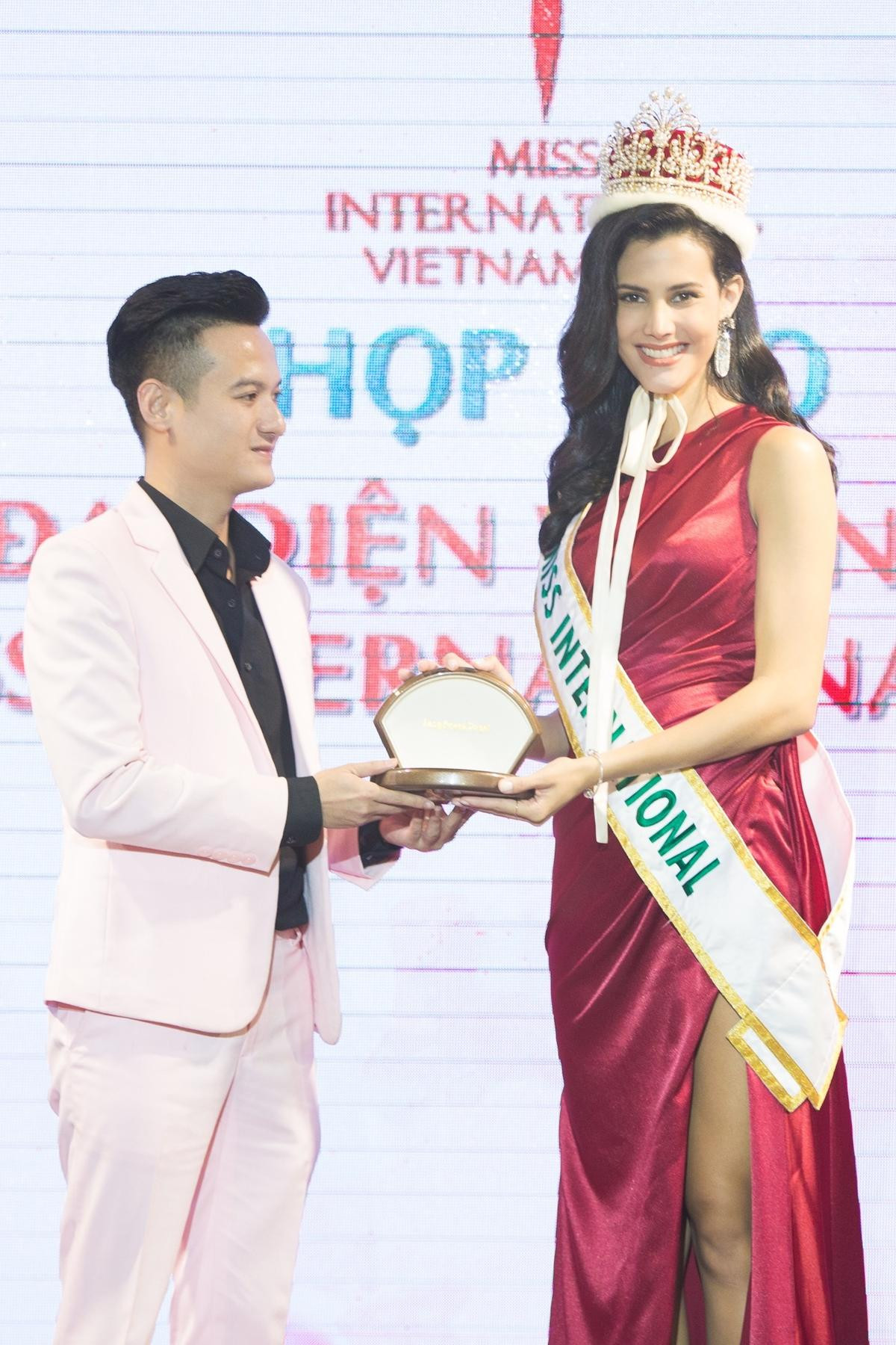 Á hậu Tường San được Hoa hậu Quốc tế trao sash đại diện Việt Nam thi Miss International 2019 Ảnh 4