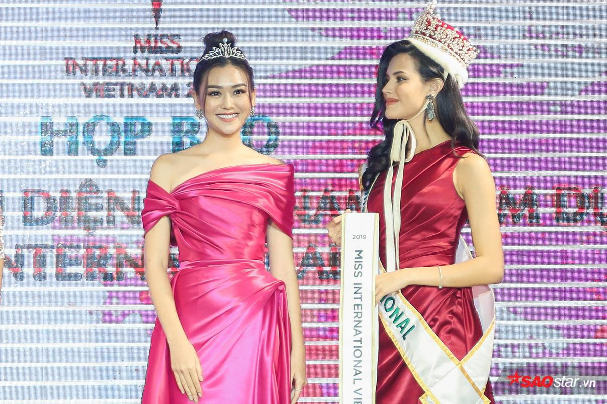 Á hậu Tường San được Hoa hậu Quốc tế trao sash đại diện Việt Nam thi Miss International 2019 Ảnh 1